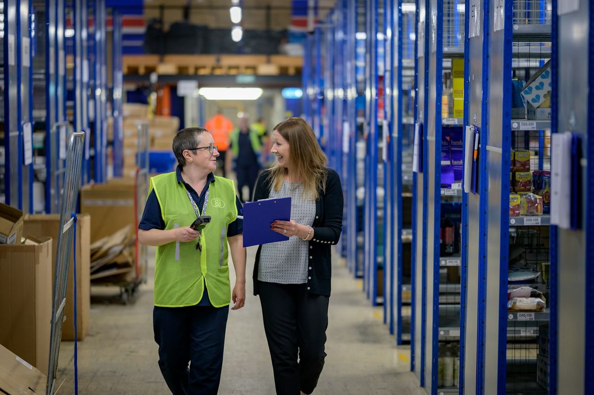 Mann og kvinne i lager, arbeidsmiljo og trygghet