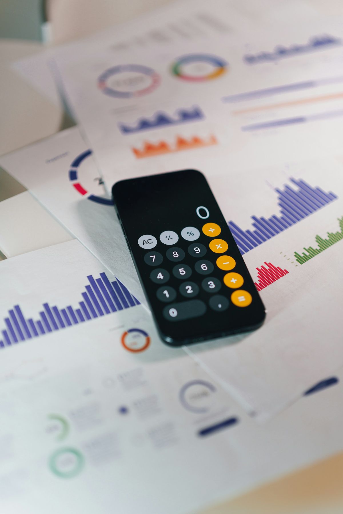 Kalkulator-app på mobilen over finansrapport