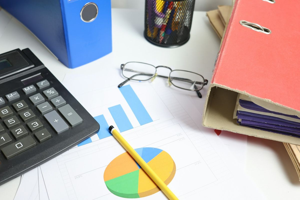 Kalkulator og finansielle diagrammer på skrivebord