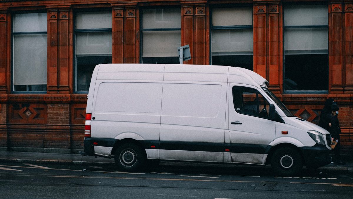 Varebil parkert langs veien
