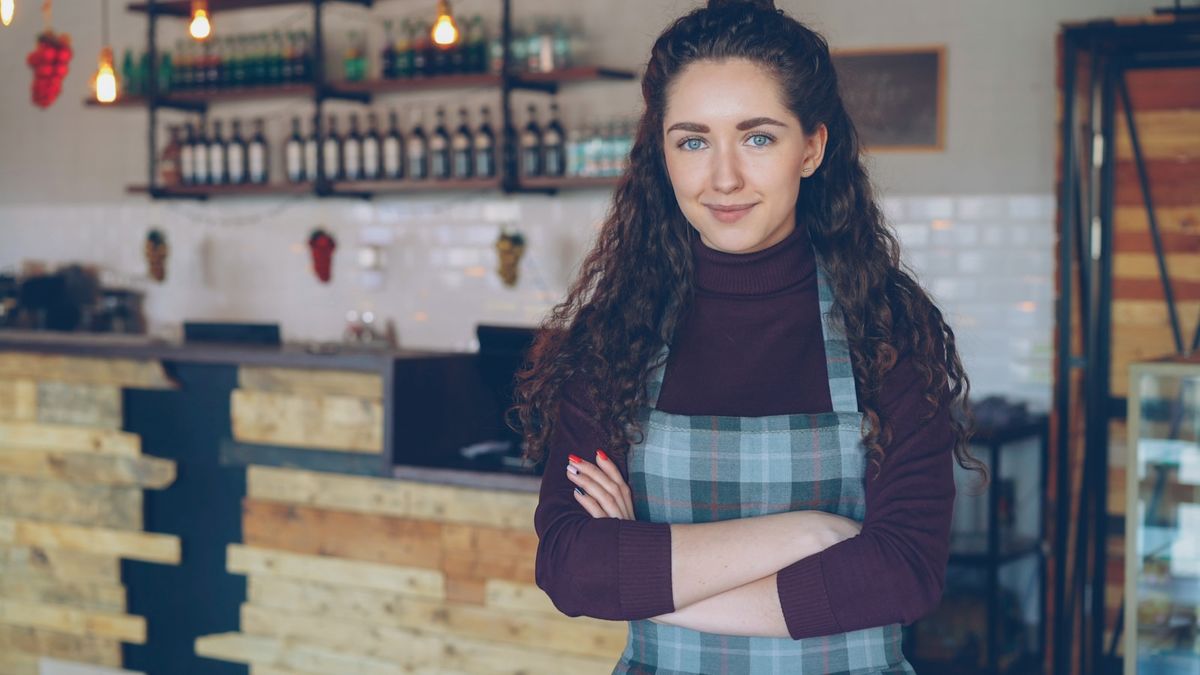 Smilende gründer i sin nystartede kaffebar