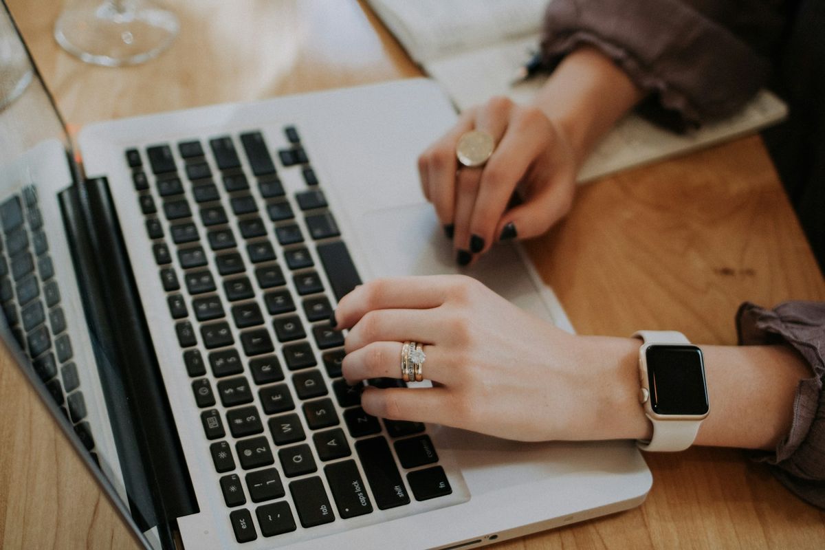 Person fyller ut registreringsskjema på laptop